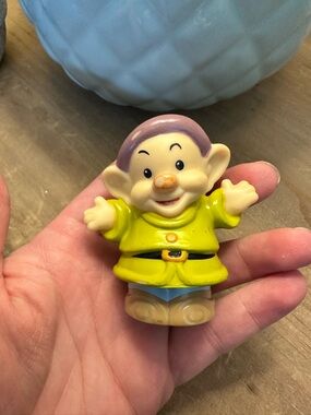 Disney Snow White and the Seven Dwarves Fisher Price Little People Yellow Dwarf